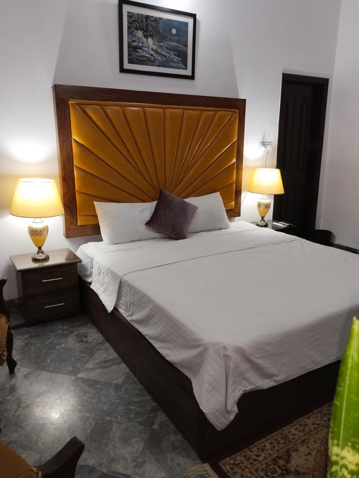 Family Guest House Lahore Near Airport Buitenkant foto