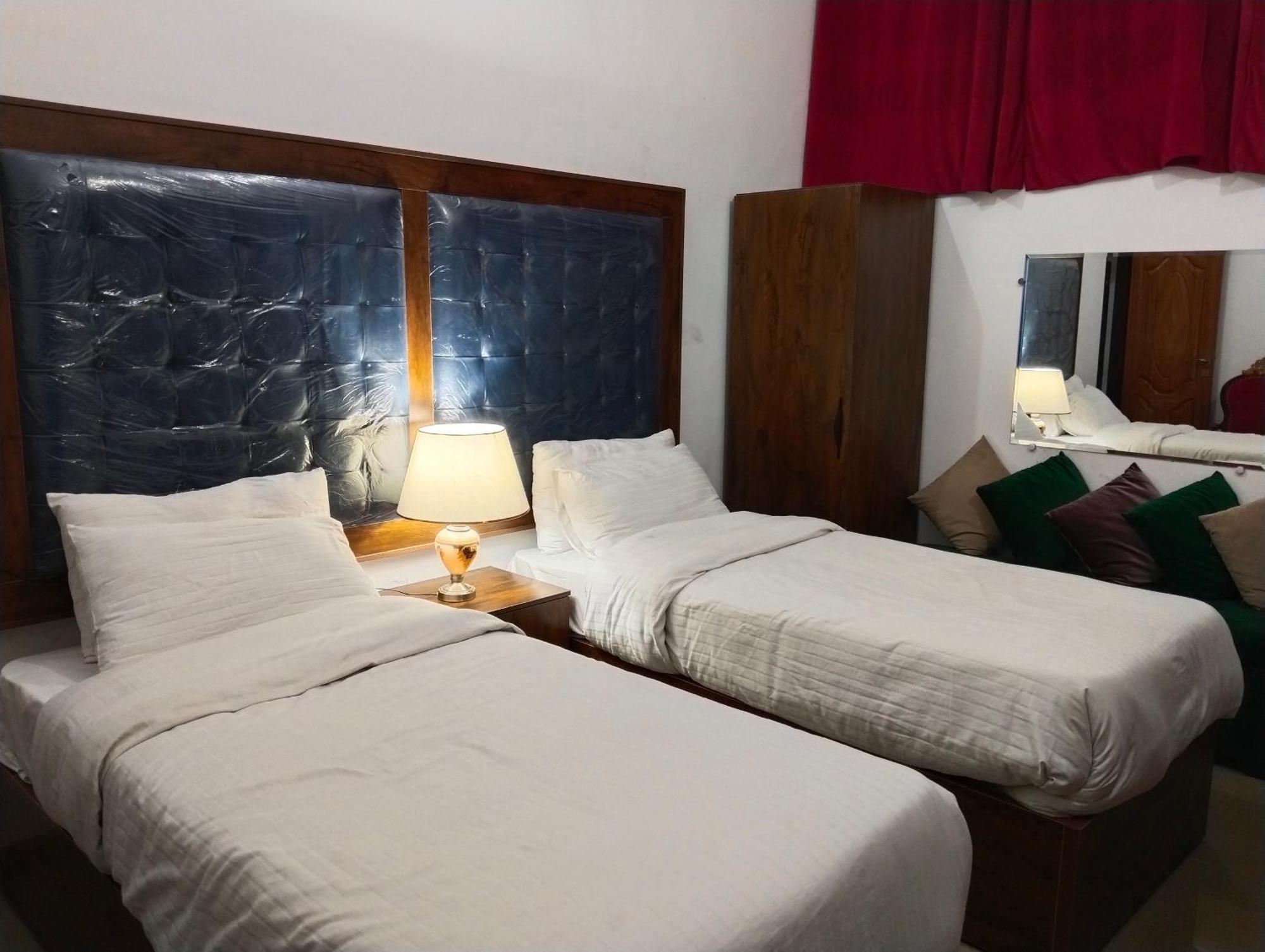 Family Guest House Lahore Near Airport Buitenkant foto